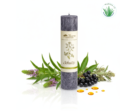MyAloe.ch

Die Allgäuer Heilkräuterkerze „Schutz“ ist eine von Hand gegossene Kerze aus rein pflanzlichem Stearin, die dazu dient, Schutz und Abgrenzung vor äußeren Einflüssen zu fördern. Sie enthält Inhaltsstoffe wie Heilziest, eine alte Schutzpflanze, sowie die Kraft des Holunders, der oft als Schwellen- und Schutzbaum dient, und den Beifuss als starkes Schutzkraut, um Unterstützung bei Neuanfängen und Veränderungen zu bieten. 

✨ Anwendungszwecke und Wirkung

✔️ Heilziest: Wird als alte Heil- und Schutzpflanze bezeichnet und ist eine der Hauptkomponenten der Kerze. 
✔️ Holunder: Bietet Kraft bei Neuanfängen und Veränderungen und gilt als Schutz- und Schwellenbaum. 
✔️ Beifuss: Wird als das älteste und stärkste Schutzkraut genannt und unterstützt den Schutz vor negativen Einflüssen. 

✨ Zweck:
Die Kerze hilft, einen feinen Schutz aufzubauen und sich von äußeren Einflüssen abzugrenzen.  Sie unterstützt bei allen Arten von Veränderungen und neuen Anfängen.