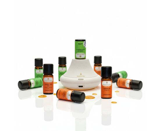 VOLCAN Aroma Diffuser - Natürliche Düfte, modernes Design & pure Entspannung


Vielseitig einsetzbar und unkompliziert:
Der VOLCAN Aroma Diffuser bringt die Kraft der Natur direkt in Dein Zuhause – stilvoll, leise und effektiv. Mit seiner innovativen Ultraschall-Technologie vernebelt er 100 % naturreine ätherische Öle unverdünnt und direkt aus dem Fläschchen. Ganz ohne Wasser, ganz ohne Aufwand. So entfalten sich die feinen Duftmoleküle in ihrer reinsten Form und verwandeln Deinen Raum für Stunden in eine Oase des Wohlbefindens.

Ob beim Arbeiten, Relaxen oder Meditieren – der VOLCAN Diffuser sorgt für ein harmonisches Raumklima, unterstützt die Gesundheit und schenkt Dir echte Momente der Balance.

Für natürliche Wohlfühlmomente
Zusammen mit einem ätherischen Öl( 5ml oder 10ml Fläschchen) nach Wahl garantiert der VOLCAN Aroma Diffuser echte Wohlfühlmomente und das sanft und leise.



✅ Vorteile auf einen Blick
✔️ Leise Duftverbreitung für ein angenehmes Raumklima
✔️ Geeignet für 5ml und 10ml Flaschengrössen - Unverdünnt und direkt aus dem Fläschchen
✔️ Achtung: nur 100% naturreine ätherische Öle verwenden
✔️ Innovative Ultraschall-Technologie – vernebelt reine ätherische Öle direkt aus dem Fläschchen, ohne Wasser
✔️ Betriebsstunden mit Beleuchtung: 5 - 6 Stunden, Betriebsstunden ohne Beleuchtung: 13 - 30 Stunden
✔️ 3 verschiedene Intervallmodus und diffusiert 3 Stunden lang und schaltet danach automatisch ab
✔️ Elegantes Design, minimalistisch, modern und passend für jede Wohnumgebung.
✔️ Vielseitig einsetzbar – zur Entspannung, Raumhygiene, Stimmungsaufhellung oder Konzentrationssteigerung.