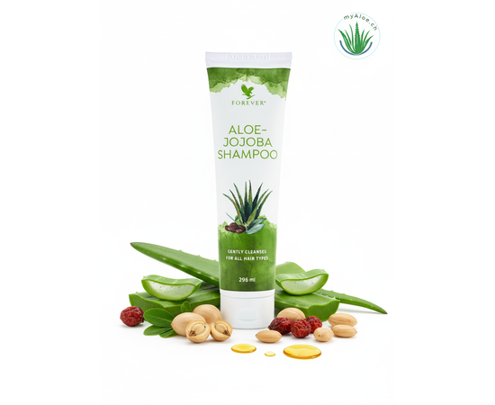 Aloe-Jojoba Shampoo - kräftigendes Shampoo mit Aloe Vera und Jojobaöl
 
ALOE-JOJOBA SHAMPOO
Endlich ein Shampoo, das Dein Haar gründlich reinigt, ohne es anzugreifen: Das freundliche Aloe-Jojoba Shampoo ist für den täglichen Gebrauch entwickelt und eignet sich für alle Haarzustände. Es pflegt, schützt und spendet Feuchtigkeit auf natürliche Weise und macht spröde Haare wieder geschmeidig.



Der leichte, frische Schaum des Shampoos befreit Haare schonend von Schmutz und Rückständen und unterstützt gleichzeitig die sensible Kopfhaut. Das tiefenreinigende Shampoo auf Basis von wertvoller Aloe Vera ist frei von Sulfaten und daher für die ganze Familie geeignet.



Haare Waschen wird jetzt zum Erlebnis
Widerspenstiges Haar, das sich nicht bändigen lässt, glanzlos bleibt und keine Form hat: Haare können unsere Laune am Morgen ganz schön drücken, wenn sie nicht mitspielen. Doch das muss nicht sein. Wir haben für dich das Aloe-Jojoba Shampoo entwickelt, das für eine tiefe Reinigung und gleichzeitig reichhaltige Pflege bis in die Haarspitzen sorgt. Rundest Du Deine morgendliche Haarpflege-Routine mit dem Aloe-Jojoba Conditioner ab, startest nicht nur Du frisch und gut gelaunt in den Tag, sondern auch Deine Haare.

Das Aloe-Jojoba Shampoo enthält reines Aloe-Vera- Gel und haarkräftigendes Jojobaöl. Erfrischende Aromen tropischer Früchte liefern Dir ein Dufterlebnis der ganz verführerischen Art. Eine Kombination aus Arganöl, Vitamin B5 und Hagebuttenöl halten das Haar geschmeidig und versorgen es mit Feuchtigkeit.

Diese Inhaltsstoffe des Aloe-Jojoba Shampoos versorgen Dein Haar rundum mit wertvollen Nährstoffen, Fettsäuren und Antioxidantien und halten es weich und geschmeidig.



40% reines Aloe-Vera-Gel
es macht das Haar geschmeidig und leicht kämmbar
es eignet sich für alle Haartypen
es schäumt natürlich auf
es eignet sich für Vegetarier und Veganer
es ist sanft zur Kopfhaut
es verleiht Fülle, Glanz und Geschmeidigkeit