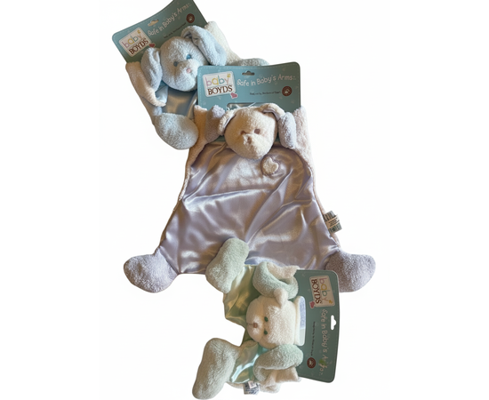 Mit dem Baby Boyds Bearinap Mini Blanket Buddy schenkst Du Deinem Baby mehr als nur ein Kuscheltuch: Du schenkst Geborgenheit, Sicherheit und liebevolle Begleitung in den wichtigsten ersten Jahren. Ein treuer Freund zum Kuscheln, Spielen und Einschlafen – und für viele Eltern eine schöne Erinnerung an die Babyzeit.



✨ Merkmale
Baby Boyds Bearinap: grünes besticktes Schmusetuch mit mit Bärenmotiv
Satin-gesäumte Ohren und Herz-Applikation
Serie: Baby Boyds – Mini Blanket Buddies
Material: weicher Frottee-Stoff mit Satinbesatz, gestickte Details
Grösse: ca. 35–37 cm
Pflege: maschinenwaschbar, trocknergeeignet bei niedriger Temperatur
Altersempfehlung: ab Geburt geeignet


⭐ Anwendung & Geschenkidee
Als Schmusetuch und Einschlafhilfe für Babys & Kleinkinder
Ideales Geschenk zur Geburt, Taufe oder Baby-Party
Auch als Sammlerstück für Boyds-Fans und Liebhaber klassischer Kuscheltiere