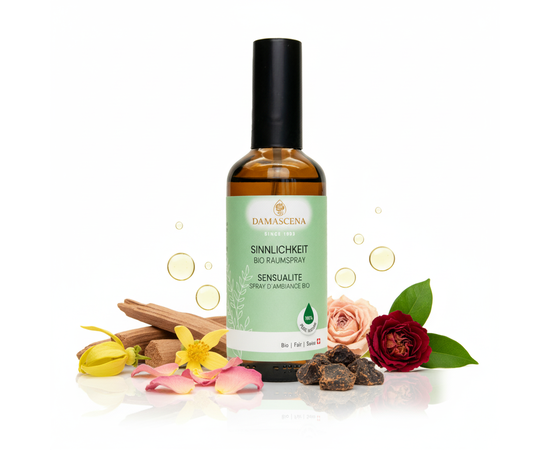 Sensuality Room Spray - Pura energia d'amore per il cuore e l'anima


Il Sensuality Room Spray BIO è più di un semplice profumo: è un invito a momenti d'amore, vicinanza e armonia. La squisita composizione di oli essenziali naturali puri al 100% di sandalo, ylang ylang, rosa, benzoino e altre essenze pregiate vi avvolge delicatamente ed emana un'atmosfera di calore, sicurezza e sensualità.

In salotto, in camera da letto, in una spa o in una stanza per la terapia, questo spray per ambienti crea un'atmosfera unica e amorevole, trasformando ogni stanza in un'oasi piena di tenerezza e di sincera apertura.


✅ 4 benefici chiave in sintesi
✔️ 100% naturale e biologico - senza additivi sintetici, vegan e cruelty-free
✔️ Afrodisiaco ed energizzante - aumenta la sensualità, favorisce la vicinanza e la sicurezza
✔️ Tradizione e lusso combinati - con le regine delle fragranze: rosa, sandalo e ylang ylang
✔️ Riempiti a mano in Svizzera - flaconi in vetro sostenibile da 100 ml, 500 ml o 1.000 ml