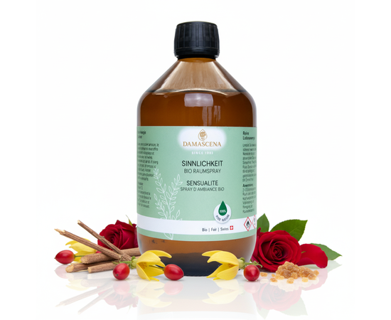 Sensualité Spray d'ambiance - Pure énergie d'amour pour le cœur & l'âme


Le spray d'ambiance Sensualité BIO est plus qu'un simple parfum - c'est une invitation à des moments d'amour, de proximité et d'harmonie. La noble composition d'huiles essentielles 100 % naturelles de bois de santal, d'ylang-ylang, de rose, de benjoin et d'autres essences de choix t'enveloppe délicatement et dégage une atmosphère de chaleur, de sécurité et de sensualité.

Que ce soit dans le salon, la chambre à coucher, le SPA ou la salle de thérapie, ce spray d'ambiance crée une atmosphère unique et affectueuse et transforme chaque pièce en une oasis de tendresse et d'ouverture du cœur.


✅ 4 avantages clés en un coup d'œil
✔️ 100 % naturel & BIO - sans additifs synthétiques, végétalien & sans expérimentation animale
✔️ Aphrodisiaque & stimulant - augmente la sensualité, favorise la proximité & la sécurité
✔️ Tradition & luxe réunis - avec les reines des senteurs : rose, bois de santal & ylang-ylang
✔️ Mis en bouteille à la main en Suisse - bouteilles en verre durable en 100 ml, 500 ml ou 1'000 ml