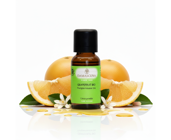 Grapefruit BIO - Lebensfreude pur in einem Tropfen


Sonniger Duft für Leichtigkeit, Vitalität & innere Balance
Mit ihrem fruchtig-frischen, bittersüssen Aroma bringt die ätherische Grapefruit BIO das Gefühl eines endlosen Sommertags direkt in Dein Zuhause. Das naturreine Öl aus den Schalen sonnengereifter Grapefruits belebt Körper und Geist, fördert die Durchblutung sowie den Hautstoffwechsel – und zaubert sofort ein Lächeln ins Gesicht. Ob als frischer Kick am Morgen oder als sanfte Stimmungsaufhellung im Alltag: Grapefruitöl ist dein Duft für neue Energie, Leichtigkeit und Lebenslust.

Das ätherische Grapefruitöl BIO (Citrus paradisi) wird durch schonende Kaltpressung der Schalen gewonnen. Es enthält hochwirksame Pflanzenstoffe, die Lymphfluss, Fettstoffwechsel und Hautregeneration anregen – ideal zur Unterstützung bei Entgiftungskuren, zur Anwendung in natürlicher Körperpflege oder als Aromatherapie-Duft für neue Frische im Kopf.

Gleichzeitig wirkt Grapefruitöl positiv auf die Psyche: Es lockert emotionale Blockaden, bringt starre Gedankenmuster in Bewegung und fördert ein Gefühl von Optimismus und innerer Leichtigkeit.



✅ Deine Vorteile
✔️ 100 % naturreines ätherisches Öl in kontrollierter BIO-Qualität
✔️ Aktiviert Lymphsystem, Hautstoffwechsel & Fettverbrennung
✔️ Stimmungsaufhellend, konzentrationsfördernd & erfrischend
✔️ Perfekt für Aromatherapie, Massageöle & DIY-Raumsprays
✔️ Handabgefüllt in der Schweiz, vegan & tierversuchsfrei
✔️ Erhältlich als Grapefruit weiss oder pink – beide paradiesisch!