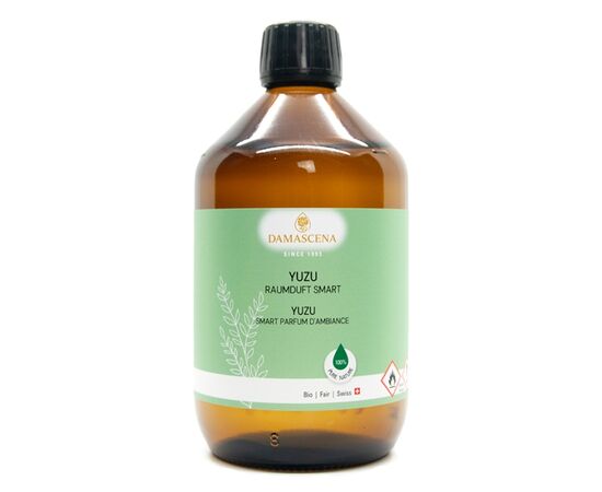 Smart Yuzu Raumduft – 100 % naturreines Raumparfum für den SMART Aroma Diffuser


Erlebe pure Sommerfrische mit dem Smart Yuzu Raumduft, einem spritzig-fruchtigen Duftbouquet aus 100 % naturreinen ätherischen Ölen. Die einzigartige Kombination von Yuzu, Grapefruit, Orange, Zitronengras, Weihrauch, Ho-Holz und Patchouli schenkt Leichtigkeit, Frische und eine Atmosphäre voller Lebensfreude.

Handabgefüllt in der Schweiz, nachhaltig, vegan und ohne synthetische Zusätze – für ein natürliches Wohlfühlambiente, das Körper, Geist und Seele harmonisiert. (Verwende den Smart Raumduft nur für den Smart Aroma Diffuser!)



✅ 4 Schlüsselvorteile auf einen Blick ¹⁾
✔️ Spritzig-fruchtiger Sommerduft – hebt die Stimmung, belebt & harmonisiert
✔️ Reinigt & erfrischt die Raumluft – ideal für Zuhause, Büro, Praxis & Wellnessräume
✔️ 100 % naturrein & vegan – handabgefüllt in der Schweiz, frei von synthetischen Zusätzen
✔️ Traditionell bewährte Aromatherapie-Essenzen – Yuzu, Zitronengras, Weihrauch & Patchouli für Balance & Wohlbefinden