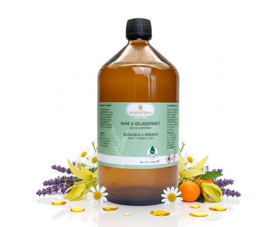 Ruhe & Gelassenheit Raumspray – Natürlich entspannen & loslassen

Das Ruhe & Gelassenheit Raumspray ist eine wohltuende Duftkomposition aus 100 % naturreinen ätherischen Ölen, die Körper, Geist und Seele harmonisiert.

Mit sanften Noten von Lavendel, Kamille, Neroli und Ylang Ylang schafft dieser feine Duft eine Atmosphäre der Ruhe, Entspannung und inneren Balance.
Ob nach einem anstrengenden Tag, vor dem Schlafengehen oder einfach, um den Alltag loszulassen – dieser natürliche Raumspray verwandelt jeden Raum in eine Oase der Gelassenheit.

Die rein pflanzlichen Inhaltsstoffe stammen aus kontrolliert biologischem Anbau oder nachhaltiger Wildsammlung und werden in der Schweiz sorgfältig von Hand abgefüllt.
Frei von synthetischen Zusätzen, Tierversuchen und künstlichen Duftstoffen – für reines Wohlbefinden in seiner natürlichsten Form.

✨ Schlüsselvorteile ¹⁾
✔️ Fördert Ruhe & Gelassenheit – harmonisiert Emotionen und beruhigt das Nervensystem
✔️ Natürlich & vegan – 100 % naturreine ätherische Öle ohne synthetische Zusätze
✔️ Schnelle Wirkung – wenige Sprühstösse genügen, um spürbar zu entspannen
✔️ Vielseitig anwendbar – ideal für Wohnräume, Schlafzimmer, Büro oder Yogastudios