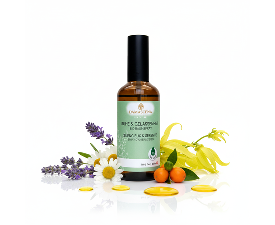 Calm & Serenity Room Spray - Rilassarsi e lasciarsi andare in modo naturale

Il Calm & Serenity Room Spray è una composizione di fragranze rilassanti a base di oli essenziali naturali puri al 100% che armonizza corpo, mente e anima.

Con note delicate di lavanda, camomilla, neroli e ylang ylang, questa raffinata fragranza crea un'atmosfera di calma, relax ed equilibrio interiore Dopo una giornata stressante, prima di andare a letto o semplicemente per lasciarsi andare alla quotidianità, questo spray naturale per ambienti trasforma qualsiasi stanza in un'oasi di serenità.

Gli ingredienti puramente vegetali provengono da coltivazioni biologiche controllate o da raccolte selvatiche sostenibili e sono accuratamente imbottigliati a mano in Svizzera. Senza additivi sintetici, test sugli animali e fragranze artificiali, per un benessere puro nella sua forma più naturale.

✨ Benefici chiave ¹⁾
✔️ Promuove calma e serenità - armonizza le emozioni e calma il sistema nervoso
✔️ Naturale e vegano - oli essenziali naturali puri al 100% senza additivi sintetici
✔️ Effetto rapido - bastano pochi spruzzi, per rilassarsi sensibilmente
✔️ Uso versatile - ideale per soggiorni, camere da letto, uffici o studi di yoga