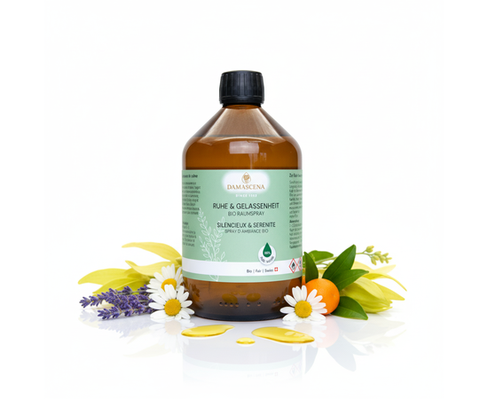 Ruhe & Gelassenheit Raumspray – Natürlich entspannen & loslassen

Das Ruhe & Gelassenheit Raumspray ist eine wohltuende Duftkomposition aus 100 % naturreinen ätherischen Ölen, die Körper, Geist und Seele harmonisiert.

Mit sanften Noten von Lavendel, Kamille, Neroli und Ylang Ylang schafft dieser feine Duft eine Atmosphäre der Ruhe, Entspannung und inneren Balance.
Ob nach einem anstrengenden Tag, vor dem Schlafengehen oder einfach, um den Alltag loszulassen – dieser natürliche Raumspray verwandelt jeden Raum in eine Oase der Gelassenheit.

Die rein pflanzlichen Inhaltsstoffe stammen aus kontrolliert biologischem Anbau oder nachhaltiger Wildsammlung und werden in der Schweiz sorgfältig von Hand abgefüllt.
Frei von synthetischen Zusätzen, Tierversuchen und künstlichen Duftstoffen – für reines Wohlbefinden in seiner natürlichsten Form.

✨ Schlüsselvorteile ¹⁾
✔️ Fördert Ruhe & Gelassenheit – harmonisiert Emotionen und beruhigt das Nervensystem
✔️ Natürlich & vegan – 100 % naturreine ätherische Öle ohne synthetische Zusätze
✔️ Schnelle Wirkung – wenige Sprühstösse genügen, um spürbar zu entspannen
✔️ Vielseitig anwendbar – ideal für Wohnräume, Schlafzimmer, Büro oder Yogastudios