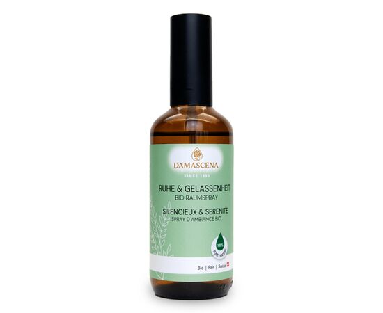 Calm & Serenity Room Spray - Rilassarsi e lasciarsi andare in modo naturale

Il Calm & Serenity Room Spray è una composizione di fragranze rilassanti a base di oli essenziali naturali puri al 100% che armonizza corpo, mente e anima.

Con note delicate di lavanda, camomilla, neroli e ylang ylang, questa raffinata fragranza crea un'atmosfera di calma, relax ed equilibrio interiore Dopo una giornata stressante, prima di andare a letto o semplicemente per lasciarsi andare alla quotidianità, questo spray naturale per ambienti trasforma qualsiasi stanza in un'oasi di serenità.

Gli ingredienti puramente vegetali provengono da coltivazioni biologiche controllate o da raccolte selvatiche sostenibili e sono accuratamente imbottigliati a mano in Svizzera. Senza additivi sintetici, test sugli animali e fragranze artificiali, per un benessere puro nella sua forma più naturale.

✨ Benefici chiave ¹⁾
✔️ Promuove calma e serenità - armonizza le emozioni e calma il sistema nervoso
✔️ Naturale e vegano - oli essenziali naturali puri al 100% senza additivi sintetici
✔️ Effetto rapido - bastano pochi spruzzi, per rilassarsi sensibilmente
✔️ Uso versatile - ideale per soggiorni, camere da letto, uffici o studi di yoga