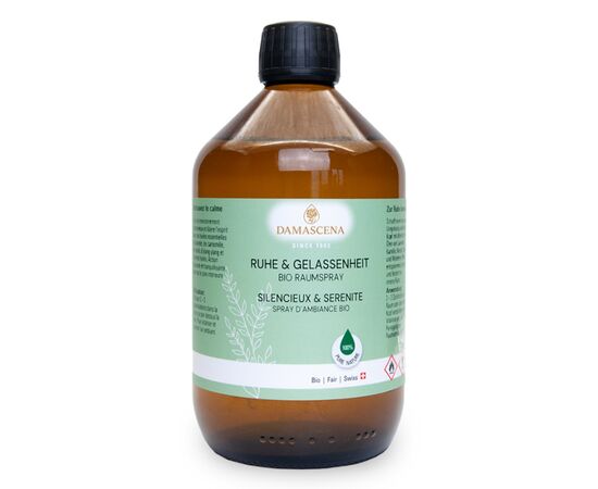 Ruhe & Gelassenheit Raumspray – Natürlich entspannen & loslassen

Das Ruhe & Gelassenheit Raumspray ist eine wohltuende Duftkomposition aus 100 % naturreinen ätherischen Ölen, die Körper, Geist und Seele harmonisiert.

Mit sanften Noten von Lavendel, Kamille, Neroli und Ylang Ylang schafft dieser feine Duft eine Atmosphäre der Ruhe, Entspannung und inneren Balance.
Ob nach einem anstrengenden Tag, vor dem Schlafengehen oder einfach, um den Alltag loszulassen – dieser natürliche Raumspray verwandelt jeden Raum in eine Oase der Gelassenheit.

Die rein pflanzlichen Inhaltsstoffe stammen aus kontrolliert biologischem Anbau oder nachhaltiger Wildsammlung und werden in der Schweiz sorgfältig von Hand abgefüllt.
Frei von synthetischen Zusätzen, Tierversuchen und künstlichen Duftstoffen – für reines Wohlbefinden in seiner natürlichsten Form.

✨ Schlüsselvorteile ¹⁾
✔️ Fördert Ruhe & Gelassenheit – harmonisiert Emotionen und beruhigt das Nervensystem
✔️ Natürlich & vegan – 100 % naturreine ätherische Öle ohne synthetische Zusätze
✔️ Schnelle Wirkung – wenige Sprühstösse genügen, um spürbar zu entspannen
✔️ Vielseitig anwendbar – ideal für Wohnräume, Schlafzimmer, Büro oder Yogastudios