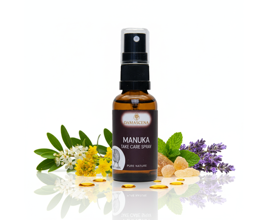 Manuka Take Care Spray BIO - Il vostro aiuto naturale per la protezione e la cura in movimento
myaloe.ch

Lenitivo, detergente e lenitivo - 100% naturale e certificato BIO
Il Manuka Take Care Spray BIO è il vostro fedele compagno per tutte le piccole emergenze quotidiane, sia in viaggio che in ufficio. Questa composizione finemente bilanciata di acqua di menta piperita, olio di Manuka, immortella, lavanda fine e incenso deterge, lenisce e si prende cura della pelle in modo naturale.

È ideale per la cura della pelle in caso di abrasioni, irritazioni, punture di insetti o dopo la rasatura Grazie alle sue proprietà antibatteriche, rinfrescanti e rigeneranti, lo spray lascia la pelle fresca e nutrita, in qualsiasi momento e ovunque.

Una sola spruzzata è sufficiente. Basta uno spruzzo e la pelle ringrazierà.



✅ I tuoi 4 benefici chiave con Manuka Take Care Spray BIO
Lenitivo e rigenerante - Supporta la pelle in caso di arrossamenti, irritazioni e piccole ferite.
Pulente e rinfrescante - Ideale per le mani, la zona della bocca o in viaggio come aiuto all'igiene naturale.
Naturale e rispettoso della pelle - 100% ingredienti naturali, senza additivi sintetici, vegano e cruelty-free.
Sanitariamente lenitivo - Non solo cura la pelle, ma rafforza anche l'equilibrio emotivo grazie alla composizione di fragranze armonizzanti.