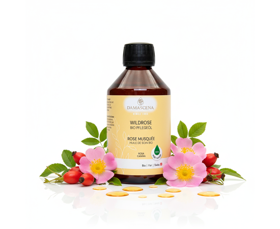 Olio di rosa selvatica BIO - trattamento rigenerante per un incarnato uniforme e radioso


L'olio di rosa mosqueta BIO (olio di semi di rosa canina) è uno degli oli di bellezza più preziosi della cosmesi naturale ed è noto per il suo notevole effetto rigenerante. Grazie al suo contenuto eccezionalmente elevato di vitamina A, acidi grassi essenziali e sostanze vegetali antiossidanti, sostiene la naturale produzione di collagene e favorisce una pelle liscia, elastica e uniforme. Normalizza la funzione delle ghiandole sebacee, contrasta le irregolarità e l'iperpigmentazione e favorisce la rigenerazione delle cicatrici e della pelle danneggiata dal sole. La sua delicata e sottile fragranza di rosa canina dona una sensazione di naturalezza e cura.

❤️ Ideale per:
- pelle matura e secca
- Pelle grassa e squilibrata
- Pelle sensibile o con cicatrici
- pelle stressata dal sole o con pigmentazione non uniforme

Per un colorito visibilmente migliorato, si consiglia l'uso regolare per almeno 3 mesi

L'olio biologico di rosa selvatica è più di un semplice olio di bellezza: è un invito a un maggiore amore per se stessi, all'armonia e alla naturale luminosità. Ogni goccia dona alla pelle una nuova forza, la fa apparire visibilmente più rigenerata e crea una delicata sensazione di benessere e di equilibrio interiore.

L'olio di rosa selvatica biologico è più di un semplice olio di bellezza: è un invito all'amore per se stessi e all'armonia naturale.