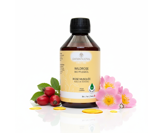 Olio di rosa selvatica BIO - trattamento rigenerante per un incarnato uniforme e radioso


L'olio di rosa mosqueta BIO (olio di semi di rosa canina) è uno degli oli di bellezza più preziosi della cosmesi naturale ed è noto per il suo notevole effetto rigenerante. Grazie al suo contenuto eccezionalmente elevato di vitamina A, acidi grassi essenziali e sostanze vegetali antiossidanti, sostiene la naturale produzione di collagene e favorisce una pelle liscia, elastica e uniforme. Normalizza la funzione delle ghiandole sebacee, contrasta le irregolarità e l'iperpigmentazione e favorisce la rigenerazione delle cicatrici e della pelle danneggiata dal sole. La sua delicata e sottile fragranza di rosa canina dona una sensazione di naturalezza e cura.

❤️ Ideale per:
- pelle matura e secca
- Pelle grassa e squilibrata
- Pelle sensibile o con cicatrici
- pelle stressata dal sole o con pigmentazione non uniforme

Per un colorito visibilmente migliorato, si consiglia l'uso regolare per almeno 3 mesi

L'olio biologico di rosa selvatica è più di un semplice olio di bellezza: è un invito a un maggiore amore per se stessi, all'armonia e alla naturale luminosità. Ogni goccia dona alla pelle una nuova forza, la fa apparire visibilmente più rigenerata e crea una delicata sensazione di benessere e di equilibrio interiore.

L'olio di rosa selvatica biologico è più di un semplice olio di bellezza: è un invito all'amore per se stessi e all'armonia naturale.