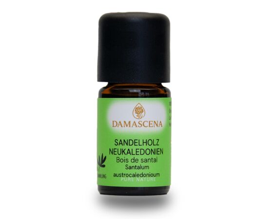 ▶ Produktedetails Sandelholz Neukaledonien
✅  Sandelholz Neukaledonien, 100% naturreines ätherisches Öl
✅  Lat. Name: Santalum austrocaledonicum
✅  Duftprofil: balsamisch, warm, exotisch, süss 
✅  Duftwirkung: entspannend
✅  Duftnote: Basis-/Herznote
✅  Duftthema: sinnlich, meditativ, tröstend, entspannend

☑️ Allergene: keine Allergene
☑️ Herstellung Handabfüllung Schweiz
☑️ Herkunft: Neukaledonien
☑️ Pflanzenteil: Holz
☑️ Gewinnung: Wasserdampfdestillation

ℹ️ Inhalt: 5ml