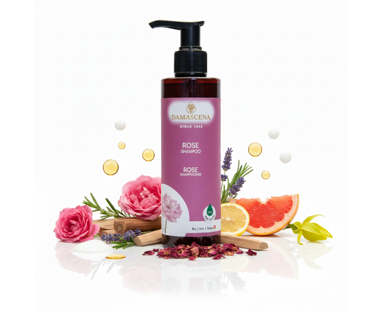 Shampooing à la rose - soin doux & légèreté sensuelle pour des cheveux naturellement beaux
myAloe.ch - Ta boutique en ligne pour des moments de bien-être naturel

Le Shampooing à la Rose allie un nettoyage en douceur à un soin luxueux et à un parfum de rose délicatement fleuri. La base douce du shampooing nettoie en douceur sans alourdir les cheveux et convient parfaitement aux cheveux normaux ou abîmés.

Des ingrédients végétaux sélectionnés comme les protéines de blé, l'huile de jojoba et l'huile de graines de brocoli ont un effet lissant, soignant et améliorant la structure. Les longueurs de cheveux abîmées et les pointes sèches sont visiblement plus douces après le lavage. La composition parfumée harmonieuse à base de rose, de géranium et de fines notes d'agrumes apporte de la légèreté et transforme le soin des cheveux en un véritable rituel de bien-être.

Découvre des cheveux soignés en douceur et une touche de légèreté à la rose à chaque lavage. Une formule bio douce qui gaine, lisse et chouchoute tes cheveux.