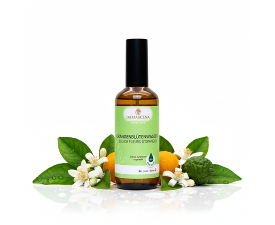 Orangenblütenwasser BIO – beruhigende Harmonie für Haut & Seele


Das Orangenblütenwasser BIO (Citrus aurantium amara) ist ein besonders feines, 100 % naturreines Hydrolat aus den Blüten der Bitterorange. Es entsteht durch ein speziell entwickeltes, schonendes Veredelungsverfahren bei der Wasserdampfdestillation und bewahrt dadurch die wertvollen pflanzlichen Wirkstoffe in ihrer natürlichen Balance.

In der Hautpflege wirkt Orangenblütenwasser beruhigend, feuchtigkeitsspendend und porenverfeinernd. Gleichzeitig entfaltet es auf emotionaler Ebene eine harmonisierende, stimmungsaufhellende Wirkung, die in Momenten von Stress, innerer Unruhe oder emotionaler Anspannung besonders geschätzt wird.
Ideal als Gesichtswasser, Körperspray oder als sanfter Begleiter wohltuender Abendrituale.



✅ Vorteile auf einen Blick:
Beruhigt & harmonisiert
Unterstützt emotionales Gleichgewicht, schenkt Geborgenheit und innere Ruhe.

Hautverfeinernd & feuchtigkeitsspendend
Wirkt adstringierend, erfrischt und unterstützt ein klares, ausgeglichenes Hautbild.

100 % naturreines Bio-Hydrolat
Ohne Alkohol, synthetische Duftstoffe oder Konservierungsmittel.

Vielseitig einsetzbar
Für Gesicht, Körper, Aromatherapie und Rituale – auch für sensible Haut geeignet.
