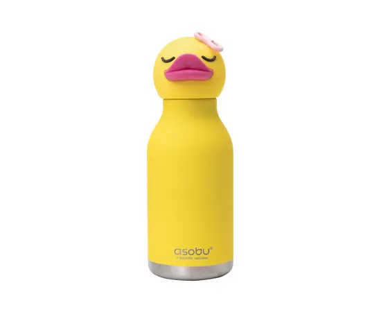 Asobu Bestie Bryn, die Ente - Thermosflasche mit Strohhalm
myAloe.ch

Trinken mit Freude, Stil & Funktion – für kleine und grosse Besties
Die Asobu Bestie Bryn – die Ente macht aus jedem Schluck ein kleines Abenteuer. Mit ihrem charmanten, abnehmbaren Entenkopf aus weichem Silikon verbindet diese hochwertige Thermosflasche verspieltes Design mit zuverlässiger Alltagstauglichkeit.

Gefertigt aus robustem, doppelwandigem Edelstahl hält die Bestie Bottle Getränke bis zu 24 Stunden kalt oder 12 Stunden warm. Der integrierte Silikon-Strohhalm ermöglicht einfaches, selbstständiges Trinken – ideal für Kinder, aber auch ein stylischer Begleiter für Erwachsene.

Ob im Kindergarten, in der Schule, bei Ausflügen oder für Dich im Büro: Bryn sorgt überall für gute Laune, Motivation zum Trinken und einen Hauch Persönlichkeit. 

Willkommen im Bestie Universe – wo Funktionalität auf Persönlichkeit trifft.