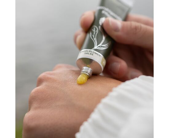 ⭐ Applicazioni e consigli
✔️ Cura quotidiana della pelle:
massaggiare delicatamente sulla pelle secca, screpolata o sensibile.

✔️ Cura delle cicatrici:
applicare uno strato sottile più volte al giorno e massaggiare delicatamente.

✔️ In caso di piccole ferite e lacerazioni:
applicare sulla zona interessata (solo su pelle integra) per proteggerla.

✔️ Geloni e pelle ruvida:
ideale in inverno per mani, piedi e zone cutanee esposte.

✔️ Consiglio per la cura:
Ottimo anche come balsamo intensivo per mani e piedi da applicare durante la notte.



❤️ Testimonianza di un cliente
"Uso la pomata alla calendula per le mani screpolate e le piccole lesioni cutanee. Ha un effetto lenitivo immediato e la mia pelle si sente protetta e curata: un vero miracolo della natura".


ℹ️ Dettagli del prodotto
✅ Contenuto: 20 g di pomata alla calendula
✅ Tipo di pelle: adatta a tutti i tipi di pelle, in particolare a quelle sensibili
✅ Qualità: fiori di calendula, olio d'oliva, cera d'api (ingredienti naturali al 100%)
✅ Proprietà: nutriente, lenitiva, protettiva, rigenerante
✅ Produzione: sviluppata con amore in Svizzera e prodotta in modo sostenibile
✅ Senza: profumi e coloranti sintetici, parabeni, additivi chimici