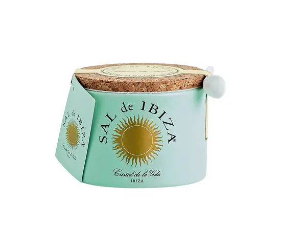 SAL de IBIZA Fleur de Sel – Sel gastronomique récolté à la main à Ibiza
myaloe.ch

Faites entrer l'ambiance d'Ibiza chez vous et sublimez votre cuisine avec la reine des sels.
SAL de IBIZA Fleur de Sel est un sel marin haut de gamme récolté à la main, extrait dans la réserve naturelle protégée Parc Natural de ses Salines d’Eivissa à Ibiza, inscrite au patrimoine mondial de l’UNESCO depuis 1999.
Ce sel gastronomique exclusif n'est produit que quelques jours par an, dans des conditions climatiques optimales, lorsque de fines fleurs de sel se forment à la surface de l'eau des salines.

Contrairement au sel de table conventionnel, la fleur de sel n'est pas raffinée industriellement, mais obtenue exclusivement grâce au soleil, au vent et au temps Les cristaux délicats possèdent une humidité résiduelle naturelle, fondent agréablement sur la langue et développent un goût salé doux, frais et équilibré

La fleur de sel est conditionnée dans un pot en céramique emblématique, accompagné d'une cuillère en porcelaine et d'un bouchon en liège naturel – fonctionnel, décoratif et idéal pour la table.
