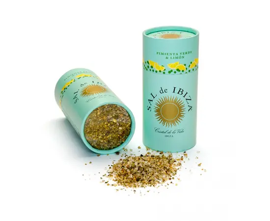 SAL de IBIZA Granito Pimienta Verde & Limón
myaloe.ch

Premium Meersalz mit grünem Pfeffer & Zitrone aus Ibiza
Frische Zitrusnoten. Milde Pfefferschärfe. Mediterrane Klarheit.
SAL de IBIZA Granito Pimienta Verde & Limón ist eine aromatische Gourmet-Salzmischung aus naturbelassenem Meersalz von Ibiza, kombiniert mit grünem Pfeffer und Zitrone. Die ausgewogene Verbindung aus mineralischer Salzigkeit, frischer Zitrusschale und sanfter Pfefferschärfe bringt Leichtigkeit und mediterranes Flair in die Küche – klar, fein und vielseitig einsetzbar.

Die Basis bildet das unraffinierte Granito-Meersalz, gewonnen im geschützten Naturgebiet Parque Natural de Ses Salines d’Eivissa (UNESCO-Welterbe). Das Salz wird traditionell durch Sonne und Wind getrocknet, schonend gemahlen und anschliessend mit ausgewählten Gewürzen veredelt – ohne Rieselhilfen, ohne Zusatzstoffe, ohne Konservierungsmittel.

Das Ergebnis ist ein funktionales Würzsalz, das sowohl beim Kochen als auch als Finish überzeugt – aromatisch, präzise dosierbar und optisch dezent.

⭐ 4 Schlüsselvorteile von SAL de IBIZA Granito Pimienta Verde & Limón
✔️ Frische & Würze in Balance
Zitronenschale und Zitronenöl sorgen für klare Frische, grüner Pfeffer für milde, elegante Schärfe – ohne Dominanz.

✔️ 100 % naturbelassenes Meersalz aus Ibiza
Unraffiniert, sonnengetrocknet und in Steinmühlen gemahlen – frei von Zusatzstoffen.

✔️ Vielseitig einsetzbar in der Küche
Geeignet für warme und kalte Gerichte, Marinaden, Saucen und mediterrane Rezepte.

✔️ Praktischer Streuer für präzise Dosierung
Dekorativer Behälter mit Sichtfenster – ideal für Küche und Tisch.

SAL de IBIZA Granito Pimienta Verde & Limón steht für klare Aromen, bewusste Auswahl und mediterrane Lebensfreude. Jede Prise erinnert an Sonne, Meer und Einfachheit – für Menschen, die gutes Essen schätzen und Geschmack nicht überladen, sondern gezielt einsetzen möchten.
