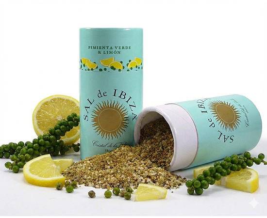 SAL de IBIZA Granito Pimienta Verde & Limón
myaloe.ch

Premium Meersalz mit grünem Pfeffer & Zitrone aus Ibiza
Frische Zitrusnoten. Milde Pfefferschärfe. Mediterrane Klarheit.
SAL de IBIZA Granito Pimienta Verde & Limón ist eine aromatische Gourmet-Salzmischung aus naturbelassenem Meersalz von Ibiza, kombiniert mit grünem Pfeffer und Zitrone. Die ausgewogene Verbindung aus mineralischer Salzigkeit, frischer Zitrusschale und sanfter Pfefferschärfe bringt Leichtigkeit und mediterranes Flair in die Küche – klar, fein und vielseitig einsetzbar.

Die Basis bildet das unraffinierte Granito-Meersalz, gewonnen im geschützten Naturgebiet Parque Natural de Ses Salines d’Eivissa (UNESCO-Welterbe). Das Salz wird traditionell durch Sonne und Wind getrocknet, schonend gemahlen und anschliessend mit ausgewählten Gewürzen veredelt – ohne Rieselhilfen, ohne Zusatzstoffe, ohne Konservierungsmittel.

Das Ergebnis ist ein funktionales Würzsalz, das sowohl beim Kochen als auch als Finish überzeugt – aromatisch, präzise dosierbar und optisch dezent.

⭐ 4 Schlüsselvorteile von SAL de IBIZA Granito Pimienta Verde & Limón
✔️ Frische & Würze in Balance
Zitronenschale und Zitronenöl sorgen für klare Frische, grüner Pfeffer für milde, elegante Schärfe – ohne Dominanz.

✔️ 100 % naturbelassenes Meersalz aus Ibiza
Unraffiniert, sonnengetrocknet und in Steinmühlen gemahlen – frei von Zusatzstoffen.

✔️ Vielseitig einsetzbar in der Küche
Geeignet für warme und kalte Gerichte, Marinaden, Saucen und mediterrane Rezepte.

✔️ Praktischer Streuer für präzise Dosierung
Dekorativer Behälter mit Sichtfenster – ideal für Küche und Tisch.

SAL de IBIZA Granito Pimienta Verde & Limón steht für klare Aromen, bewusste Auswahl und mediterrane Lebensfreude. Jede Prise erinnert an Sonne, Meer und Einfachheit – für Menschen, die gutes Essen schätzen und Geschmack nicht überladen, sondern gezielt einsetzen möchten.