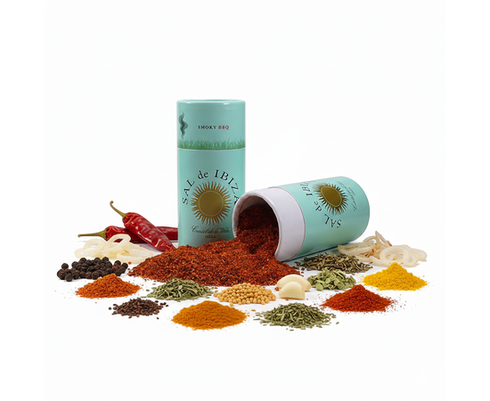 SAL de IBIZA Granito Smokey BBQ – Spezia affumicata dal carattere mediterraneo
myaloe.ch

Affumicato. Speziato. Versatile.
SAL de IBIZA Granito Smokey BBQ è un sale aromatico a base di sale marino naturale di Ibiza, arricchito con paprika affumicata, spezie selezionate e una delicata nota piccante. La sua composizione porta in cucina autentici aromi barbecue: chiari, equilibrati e versatili, anche al di fuori delle classiche grigliate.

La base è costituita dal sale marino Granito non raffinato, estratto nella riserva naturale protetta Parque Natural de Ses Salines d’Eivissa (patrimonio mondiale dell'UNESCO). Il sale viene essiccato esclusivamente al sole e al vento, macinato delicatamente e poi combinato con una miscela di spezie affumicate, senza antiagglomeranti, senza additivi, senza conservanti Il risultato è un sale aromatico funzionale con profondità e carattere, ideale per una cucina consapevole con un accento affumicato.



⭐ 4 vantaggi chiave di SAL de IBIZA Granito Smokey BBQ
✔️ Autentico aroma affumicato senza barbecue Paprika affumicata e spezie selezionate conferiscono una nota affumicata chiara, equilibrata e non dominante.

✔️ Sale marino naturale di Ibiza Non raffinato, essiccato al sole e ricco di minerali, estratto in un'area naturale protetta dall'UNESCO.

✔️ Versatile Adatto per verdure, carne, grigliate, marinate, piatti al forno e cucina vegetariana creativa.

✔️ Pratico spargitore per un dosaggio preciso Contenitore decorativo con finestra trasparente, ideale per la cucina, il barbecue e la tavola.