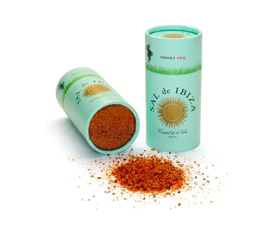 ❤️ Cavolfiore affumicato al barbecue
Cavolfiore affumicato e speziato con Granito Smokey BBQ: semplice e aromatico

Ingredienti (2 porzioni)

1 cavolfiore piccolo
3 cucchiai di olio extravergine di oliva
1–1½ cucchiaino di SAL de IBIZA Granito Smokey BBQ
1 cucchiaino di sciroppo d'acero o miele
Pepe nero
Opzionale: salsa allo yogurt o tahini
Preparazione
Dividere il cavolfiore in cimette, mescolarlo con olio d'oliva, sciroppo d'acero e Granito Smokey BBQ. Disporlo su una teglia e cuocerlo in forno a 200 °C per circa 30-35 minuti, fino a quando non sarà dorato. Insaporire con pepe e servire.