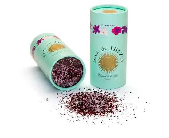 SAL de IBIZA - Granito con Hibiscus
myaloe.ch

Premium Meersalz mit Hibiskusblüten – farbenfroher Genuss aus Ibiza
Farbenfrohe Akzente. Frische Säure. Mediterrane Eleganz.
SAL de IBIZA Granito con Hibiscus ist eine außergewöhnliche Gourmet-Salzmischung aus naturbelassenem Meersalz von Ibiza und großzügig dosierten, fein gerebelten Hibiskusblüten. Die Kombination vereint mineralische Salzigkeit mit einer leicht säuerlichen, fruchtig-frischen Note und sorgt gleichzeitig für einen spektakulären Farbakzent auf dem Teller.

Das Meersalz stammt aus dem geschützten Naturgebiet Parque Natural de Ses Salines d’Eivissa, das seit 1999 zum UNESCO-Welterbe gehört. Dort wird das Salz traditionell durch Sonne und Wind gewonnen, schonend getrocknet und gemahlen. Anschliessend wird es mit rund 40 % Hibiskusblüten veredelt – ohne Rieselhilfen, ohne Bleichmittel, ohne Zusatzstoffe.

Das Ergebnis: ein Premium-Würzsalz, das geschmacklich wie optisch neue Akzente setzt und kreative Küche sichtbar aufwertet.



⭐ 4 Schlüsselvorteile von SAL de IBIZA Granito con Hibiscus
✔️ Aussergewöhnliche Geschmackskombination
Mineralisches Meersalz trifft auf die natürliche, leicht säuerliche Frische von Hibiskus – ausgewogen, fein und nicht dominant.

✔️ Hoher Hibiskusanteil (ca. 40 %)
Für intensivere Farbe, mehr Aromatik und ein klares sensorisches Profil.

✔️ 100 % naturbelassen & handwerklich hergestellt
Unraffiniert, sonnengetrocknet, frei von Zusatzstoffen – gewonnen im UNESCO-geschützten Naturgebiet Ibizas.

✔️ Visuelles Highlight für moderne Küche
Leuchtend pink-rote Nuancen machen jedes Gericht zum Hingucker – ideal für kreative Präsentation und Fine Dining.