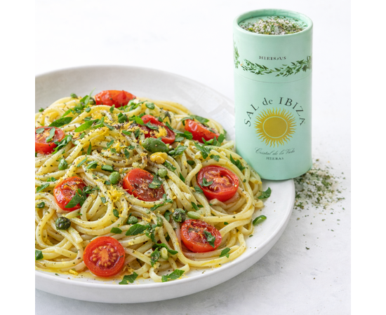 ❤️ Mediterrane Zitronen-Pasta mit Ofentomaten & Kräutersalz
Frisch · Aromatisch · Sommerlich leicht
Zutaten (2 Personen)

200 g Pasta (z. B. Linguine oder Spaghetti)
250 g Kirschtomaten
2 EL Olivenöl extra vergine
1 Bio-Zitrone (Abrieb & etwas Saft)
1 kleine Knoblauchzehe
1 EL Kapern (optional)
SAL de IBIZA Granito con Hierbas nach Geschmack
Schwarzer Pfeffer (frisch gemahlen)
Frische Kräuter (z. B. Basilikum oder Petersilie)
Zubereitung
Tomaten rösten:
Kirschtomaten halbieren, mit 1 EL Olivenöl mischen und bei 200 °C ca. 15–20 Minuten im Ofen rösten.

Pasta kochen:
Pasta in reichlich Wasser al dente kochen. Abgiessen, dabei etwas Kochwasser auffangen.

Aromabasis:
Knoblauch fein hacken und kurz in Olivenöl bei niedriger Hitze anschwitzen.
Zitronenabrieb, Kapern und die gerösteten Tomaten zugeben.

Vermengen:
Pasta unterheben, nach Bedarf etwas Kochwasser zugeben.
Mit SAL de IBIZA Granito con Hierbas und Pfeffer abschmecken.

Finish: Mit ein paar Tropfen Zitronensaft und frischen Kräutern servieren.