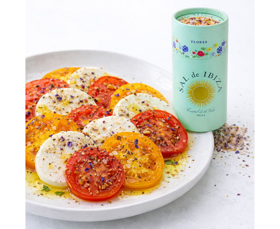 ❤️ Mozzarella méditerranéenne au sel aux fleurs
Ingrédients (2 portions) :

2 boules de mozzarella de bufflonne
Tomates mûres ou pêches (selon la saison)
Huile d'olive de qualité supérieure
Poivre noir fraîchement moulu
SAL de IBIZA Granito con Flores
Préparation :
Couper la mozzarella en tranches, la disposer avec les tomates ou les pêches. Arroser d'huile d'olive, poivrer et saupoudrer enfin de Granito con Flores


❤️ Parfait en entrée ou comme mets estival léger.