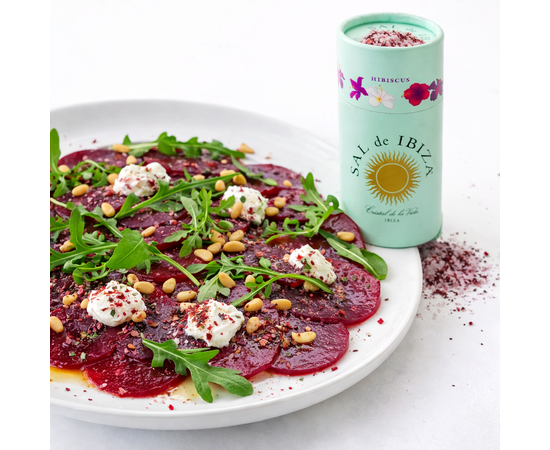 ❤️ Randen-Carpaccio mit SAL de IBIZA Granito con Hibiscus
Vegetarisches Rezept mit Hibiskus-Meersalz – frisch, farbenfroh & aromatisch

Dieses vegetarische Randen-Carpaccio wird mit einer Zitrus-Vinaigrette und SAL de IBIZA Granito con Hibiscus verfeinert. Das Meersalz mit Hibiskusblüten bringt eine feine Säure, mineralische Tiefe und einen dekorativen Farbakzent auf den Teller – ideal als Vorspeise oder leichter Hauptgang.

➡️ Zutaten (2 Portionen)

2 mittelgrosse Randen (gekocht oder ofengegart)
Saft von ½ Bio-Orange
Saft von ½ Bio-Zitrone
3 EL Olivenöl extra vergine
1–2 TL SAL de IBIZA Granito con Hibiscus
Rucola oder Babyspinat
Optional: Ziegenfrischkäse oder Burrata
Schwarzer Pfeffer
Optional: geröstete Pinienkerne oder Baumnüsse
⬅️ Zubereitung

Randen schälen und fein hobeln, auf einem Teller auslegen.
Zitrussaft mit Olivenöl zu einer Vinaigrette verrühren.
Randen marinieren und mit Rucola ergänzen.
Kurz vor dem Servieren mit SAL de IBIZA Granito con Hibiscus bestreuen und optional verfeinern.