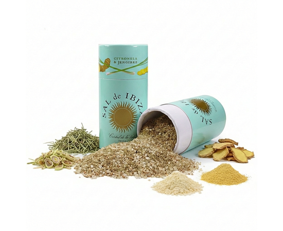 SAL de IBIZA Granito Citronela Jengibre – Meersalz mit Zitronengras & Ingwer
myaloe.ch

Fernöstliche Frische für die moderne Aromaküche
Das SAL de IBIZA Granito Citronela Jengibre verbindet sonnengetrocknetes, naturbelassenes Meersalz aus Ibiza mit der aromatischen Frische von Zitronengras und der feinen Schärfe von Ingwer.

Diese ausgewogene Gewürzsalz-Komposition bringt die Leichtigkeit Südostasiens direkt in Ihre Küche – elegant, klar und intensiv im Geschmack, ohne dominant zu wirken.

Die Basis bildet das bewährte Granito-Meersalz: nicht raffiniert, ohne Rieselhilfen, ohne Zusatzstoffe – lediglich Sonne, Wind und Meer. Veredelt mit hochwertigen pflanzlichen Zutaten entsteht ein vielseitiges Salz für anspruchsvolle Hobbyköche und Feinschmecker.

„Ein gutes Meersalz braucht nichts ausser Sonne, Wind und Meer.“ – SAL de IBIZA


⭐ 4 Schlüsselvorteile von SAL de IBIZA Granito Citronela Jengibre
✔️ Authentischer Geschmack ohne Zusätze
100 % naturbelassenes Meersalz – ohne Trennmittel, ohne Bleichstoffe, ohne künstliche Aromen.

✔️ Harmonische Würze für asiatische Gerichte
Zitronengras sorgt für Frische, Ingwer für Tiefe – ideal ausbalanciert, nicht scharf.

✔️ Hochwertige Herkunft & Handwerk
Gewonnen im UNESCO-geschützten Naturpark Ses Salines d’Eivissa mit über 2’800 Jahren Salztradition.

✔️ Praktisch & dekorativ