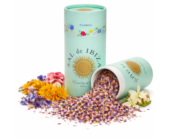 SAL de IBIZA Granito con Flores – Sel marin méditerranéen aux fleurs pour des accents raffinés
myaloe.ch

SAL de IBIZA Granito con Flores est un sel marin naturel, de grain moyen, enrichi de pétales sélectionnés de roses, de bleuets, de soucis et de fleurs d'oranger
La combinaison du sel marin pur d'Ibiza et des fleurs colorées crée un sel d'assaisonnement et de décoration de haute qualité pour une cuisine créative, idéal pour tous ceux qui apprécient autant le goût que la présentation.

Le sel est récolté à la main dans la réserve naturelle protégée « Parque Natural de Ses Salines d'Eivissa », séché exclusivement au soleil et au vent, puis moulu avec soin. Il est exempt d'additifs, d'agents anti-agglomérants ou de conservateurs

​

⭐ 4 avantages clés de SAL de IBIZA Granito con Flores
✔️ Sel marin 100 % naturel
Non raffiné, sans additifs – le goût pur du sel d'Ibiza.

✔️ Mélange raffiné de fleurs pour un effet visuel
Les pétales de rose, de bleuet, de souci et de fleur d'oranger apportent couleur et élégance à vos assiettes.

✔️ Utilisation polyvalente
Idéal pour les salades, le fromage frais, la mozzarella, les plats à base de légumes et les desserts.

✔️ Origine avec label de qualité
Récolté dans une réserve naturelle protégée par l'UNESCO, avec une tradition saline millénaire.