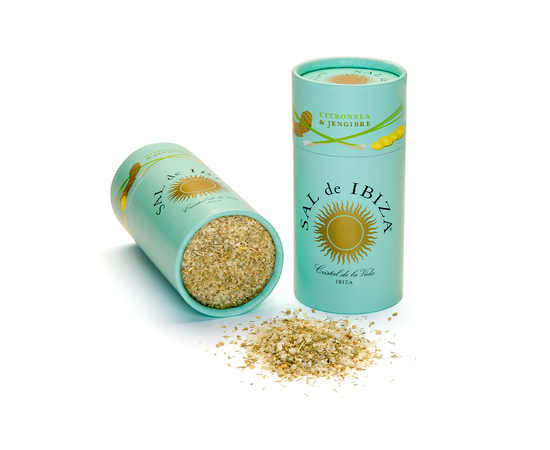 SAL de IBIZA Granito Citronela Jengibre – Sel marin à la citronnelle et au gingembre
myaloe.ch

La fraîcheur orientale pour une cuisine aromatique moderne
Le SAL de IBIZA Granito Citronela Jengibre associe le sel marin naturel séché au soleil d'Ibiza à la fraîcheur aromatique de la citronnelle et au piquant raffiné du gingembre

Cette composition équilibrée de sel épicé apporte la légèreté de l'Asie du Sud-Est directement dans votre cuisine – élégante, claire et intense en goût, sans être dominante.

La base est constituée du sel marin Granito éprouvé : non raffiné, sans antiagglomérants, sans additifs – uniquement le soleil, le vent et la mer. Enrichi d'ingrédients végétaux de haute qualité, il en résulte un sel polyvalent pour les cuisiniers amateurs exigeants et les gourmets.

« Un bon sel marin n'a besoin de rien d'autre que du soleil, du vent et de la mer. » – SAL de IBIZA


⭐ 4 avantages clés de SAL de IBIZA Granito Citronela Jengibre
✔️ Un goût authentique sans additifs
Sel marin 100 % naturel – sans antiagglomérant, sans agent de blanchiment, sans arômes artificiels

✔️ Assaisonnement harmonieux pour les plats asiatiques
La citronnelle apporte de la fraîcheur, le gingembre de la profondeur – un équilibre idéal, sans piquant.

✔️ Origine et savoir-faire de grande qualité
Récolté dans le parc naturel des Salines d'Eivissa, classé au patrimoine mondial de l'UNESCO, qui possède plus de 2 800 ans de tradition dans la production de sel.

✔️ Pratique et décoratif
Saupoudreuse avec fenêtre transparente – parfaite pour la cuisine et la table, dosage facile et conservation des arômes.