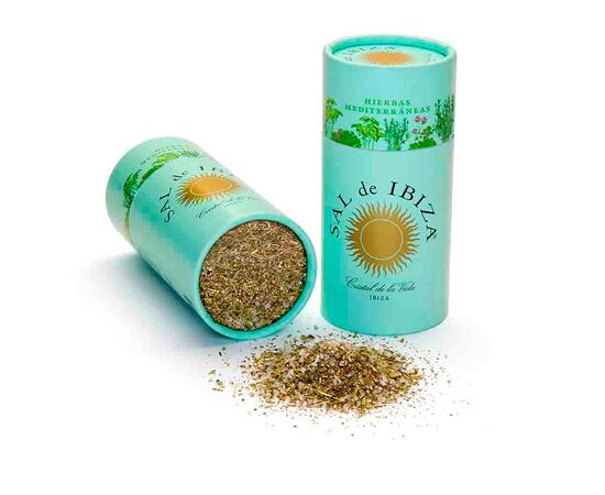 SAL de IBIZA Granito con Hierbas
myaloe.ch

Mediterrane Kräuterfrische für die feine Alltagsküche
Das SAL de IBIZA Granito con Hierbas vereint naturbelassenes Meersalz aus Ibiza mit einer grosszügigen Mischung klassischer mediterraner Kräuter: Basilikum, Oregano und Rosmarin.

Die ausgewogene Komposition verleiht Gerichten eine aromatische Tiefe und erinnert geschmacklich an sonnige Mittelmeerküche – klar, würzig und elegant, ohne zu dominieren.

Als Basis dient das bewährte Granito-Meersalz von SAL de IBIZA: nicht raffiniert, ohne Trennmittel oder künstliche Zusätze, ausschliesslich durch Sonne und Wind getrocknet. Veredelt mit hochwertigen Kräutern entsteht ein vielseitiges Gewürzsalz für den täglichen Einsatz in der anspruchsvollen Küche.

„Ein gutes Meersalz braucht nichts ausser Sonne, Wind und Meer.“ – SAL de IBIZA


⭐ 4 Schlüsselvorteile von SAL de IBIZA Granito con Hierbas
1️⃣ Authentisch & naturbelassen
Nicht raffiniertes Meersalz, ohne künstliche Zusatzstoffe oder Konservierungsmittel.

2️⃣ Mediterrane Kräuter in hoher Qualität
40 % Kräuteranteil mit Basilikum, Oregano und Rosmarin – intensiv, aber harmonisch.

3️⃣ Tradition & Herkunft
Gewonnen im UNESCO-geschützten Naturpark Ses Salines d’Eivissa mit jahrtausendealter Salztradition.

4️⃣ Praktisch & vielseitig
Dekorativer Streuer mit Sichtfenster – ideal für Küche, Tisch und Grill.



✨ Was ist "SAL de IBIZA Granito con Hierbas"?
Ein aromatisiertes Granito-Meersalz mit mediterranen Kräutern. Das Salz ist grobkörnig, streufähig und bewusst kein Fleur de Sel, sondern ein alltagstaugliches Premium-Gewürzsalz für warme und kalte Speisen.

✨Wofür eignet sich "SAL de IBIZA Granito con Hierbas"?
Dieses Kräutersalz eignet sich besonders für:

Gegrilltes Gemüse, Fisch & Fleisch
Frische Salate & Antipasti
Mediterrane Pastagerichte
Ofengemüse & Ratatouille
Bruschetta, Focaccia & Tomatengerichte
Ideal für mediterrane, vegetarische und saisonale Küche.