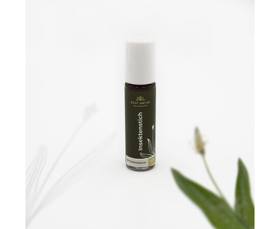 ❤️ Kundenstimme
„Perfekt für den Sommer! Nach einem Mückenstich aufgetragen fühlt sich meine Haut sofort ruhiger an. Ich habe den Roll-on immer im Rucksack dabei.“  — Martina L., Kundin aus Luzern

‍Was macht den Insekten-Roll-on von ECHT NATUR so besonders?
Was ist der Spitzwegerich-Roll-on❓
Ein handgemachter, naturbelassener Pflege-Roll-on mit Spitzwegerich-Tinktur zur äusserlichen kosmetischen Anwendung bei juckender oder gereizter Haut.

Wofür eignet sich der Spitzwegerich-Roll-on❓
Zur unterstützenden Hautpflege nach Insektenstichen sowie bei lokal begrenzten Hautirritationen durch äussere Einflüsse.

Wie wendet man den Spitzwegerich-Roll-on an❓
1–3× täglich dünn auf die betroffene Hautstelle auftragen. Nur auf intakter Haut anwenden.



ℹ️ Produktdetails
✅ Inhalt: 10ml Spitzwegerich-Roll-on
✅ Hauttyp: Normale bis beanspruchte Haut
✅ Qualität: 
✅ Eigenschaften: Naturbelassen, handgemacht, pflanzenbasiert
✅ Herstellung: Mit Liebe in der Schweiz entwickelt & nachhaltig produziert
✅ Frei von: synthetischen Duft- & Farbstoffen, Parabenen, chemischen Zusätzen