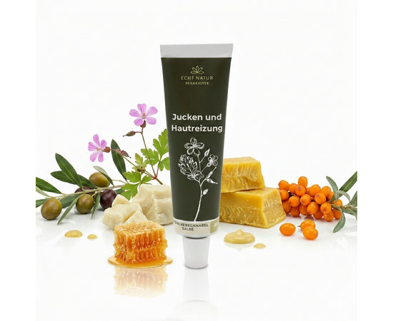 Unguento al geranio - Trattamento delicato per pelle pruriginosa e irritata
Myaloe.ch

La pomata al geranio di ECHT NATUR è una pomata curativa naturale e artigianale per la cura cosmetica della pelle sensibile, irritata o tesa
La sua formula accuratamente bilanciata è a base di olio d'oliva, burro di karité, cera d'api e olio di polpa di olivello spinoso, arricchita con geranio (Geranium robertianum), una pianta tradizionalmente apprezzata nella botanica europea.

L'unguento è prodotto artigianalmente in Svizzera con erbe selvatiche provenienti da Flüeli-Ranft, raccolte con cura e lavorate delicatamente. È adatta a tutte le età e supporta le routine di cura della pelle soggetta a prurito, bruciore, tensione o arrossamenti, ad esempio dopo stress esterni o in caso di pelle sensibile.

☀️ Premiata con l'Excellence Award degli European Natural Beauty Awards 2024 & 2025.


✨ 4 vantaggi chiave dell'unguento al geranio
✅ 1. Trattamento lenitivo per pelli sensibili
La texture equilibrata dona una piacevole sensazione alla pelle irritata o tesa, senza appesantirla.

✅ 2. Formula vegetale con geranio, apprezzato fin dall'antichità
Il Geranium robertianum è menzionato da tempo nella botanica in relazione alle sue proprietà curative e astringenti per la pelle

✅ 3. Prodotto artigianalmente in Svizzera
Con erbe selvatiche provenienti da raccolta controllata, lavorate con cura in piccoli lotti: ogni unguento è un pezzo unico.

✅ 4. Adatto a tutta la famiglia
Un prodotto naturale per la cura della pelle per bambini, adulti e pelli sensibili – esclusivamente per uso esterno.