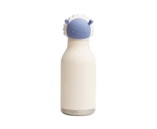 ✨ Le plaisir de collectionner qui motive à boire
Avec la collection Bestie Bottle, boire devient une expérience ludique. Collectionner les adorables Bestie Bottles suscite l'enthousiasme, la curiosité et une joie durable chez les enfants. Chaque nouvelle tête d'animal apporte de la variété dans le quotidien et motive automatiquement votre enfant à boire régulièrement.

En mélangeant et combinant les différents personnages Bestie, votre enfant crée son compagnon préféré, qu'il emmène fièrement partout avec lui, que ce soit à la crèche, à l'école ou en excursion. Ainsi, votre enfant reste bien hydraté de manière ludique et avec plaisir.


✨ Irrésistiblement mignon et durablement bien pensé
La gourde réutilisable Bestie encourage à renoncer consciemment au plastique jetable. Toutes les pièces sont démontables, faciles à nettoyer et particulièrement hygiéniques. Sa forme ergonomique tient parfaitement dans les petites mains des enfants et offre une prise sûre, même en déplacement.

myaloe.ch

⭐ Détails du produit Asobu Bestie BRIE le mouton
Type de produit : bouteille isotherme / gourde pour enfants
Contenance : 460 ml
Matériau : acier inoxydable à double paroi et silicone
Sans : BPA et plomb
Isolation : isolation sous vide à double paroi
Durée de conservation au chaud : jusqu'à 12 heures
Durée de conservation au froid : jusqu'à 24 heures
Fermeture : bouchon à vis étanche avec paille en silicone
Dimensions : 20,3 cm de hauteur × 7,6 cm de diamètre
Poids : env. 340 g
Entretien : toutes les pièces sont amovibles et faciles à nettoyer
Extras : brosse de nettoyage incluse
Nettoyage : Lavable au lave-vaisselle (panier supérieur) ; rincer à la main la tête en silicone et la paille.