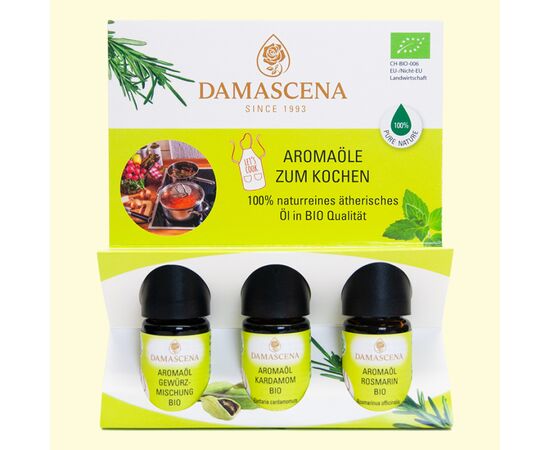 Set-Inhalt:
▶ Produktedetails Gewürzmischung Bio Aromaöl
✅  Gewürzmischung BIO Aromaöl, 100% naturreines ätherische Aromaöl
✅  Geschmacksprofil: leicht pikant mit exotisch-pfeffriger Note
✅  mit Basilikum, Rosmarin, Kardamom, Pfeffer schwarz, Koriander und der ergänzenden Frische der Nanaminze
☑️  Qualität:  aus kontrolliert biologischem Anbau (k.b.A.), tierversuchsfrei, vegan, glutenfrei, Rohkost

ℹ️ Inhalt: 5ml

▶ Produktedetails Kardamom Bio Aromaöl
✅  Kardamom BIO Aromaöl, 100% naturreines ätherische Aromaöl
✅  Lat. Name: Elettaria cardamomum
✅  Geschmacksprofil: frischer Kardamom Geschmack mit einer süss fruchtigen, exotisch-scharfen Note
✅  Duftwirkung: anregend
✅  Duftnote: Basis-/Herznote
✅  Duftthema: belebend, die Seele wärmend, harmonisierend

☑️  Qualität:  aus kontrolliert biologischem Anbau (k.b.A.), tierversuchsfrei, vegan, glutenfrei, Rohkost
☑️  Herstellung: Handabfüllung Schweiz
☑️  Herkunft: Guatemala 
☑️  Pflanzenteil: Samen
☑️  Gewinnung: Wasserdampfdestillation

ℹ️ Inhalt: 5ml

▶ Produktedetails Rosmarin Bio Aromaöl
✅  Rosmarin BIO Aromaöl, 100% naturreines ätherische Aromaöl
✅  Lat. Name: Rosmarinus officinalis
✅  Geschmacksprofil: Rosmarin, frisch, würzig-herb, intensiver Geschmack
✅  Duftwirkung: anregend
✅  Duftnote: Kopfnote
✅  Duftthema: anregend, gedächtnissteigernd, aufmunternd, erfrischend

☑️  Qualität:  aus kontrolliert biologischem Anbau (k.b.A.), tierversuchsfrei, Rohkost, vegan
☑️  Herstellung Handabfüllung Schweiz
☑️  Herkunft: Italien 
☑️  Pflanzenteil: Zweige
☑️  Gewinnung: Wasserdampfdestillation, für 1 kg Öl werden 80 kg Zweige benötigt

ℹ️ Inhalt: 5ml