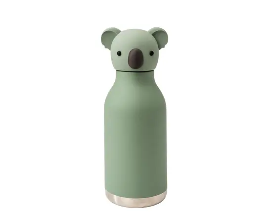 Asobu Bestie FIN der Koala-Bär – Kinder Thermosflasche mit Strohhalm (460 ml)
myAloe.ch

Sanft ✵ verspielt ✵ verlässlich – mit FIN wird Trinken zum Lieblingsritual.
Die Asobu Bestie FIN der Koala-Bär ist weit mehr als eine Kindertrinkflasche – sie ist ein treuer Begleiter für Kindergarten, Schule und Abenteuer. Der niedliche, abnehmbare Koala-Silikonkopf schafft emotionale Bindung und motiviert Kinder spielerisch zu regelmässigem Trinken.

Gefertigt aus doppelwandigem Edelstahl mit hochwertiger Vakuumisolierung hält FIN Getränke bis zu 24 Stunden kalt oder 12 Stunden warm. Die SoftTouch-Oberfläche sorgt für sicheren Halt in kleinen Kinderhänden. Selbstverständlich ist die Flasche BPA-frei, bleifrei und schadstofffrei – für maximale Sicherheit im Alltag.

Willkommen im Bestie Universe – wo Funktionalität auf Persönlichkeit trifft.