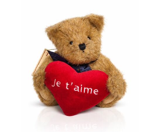 Boyds Teddy Bear „Leslie“ – Je t’aime

Ein Liebesbote zum Verschenken, Sammeln & Behalten
Manche Geschenke sagen mehr als tausend Worte.
Leslie sagt: „Je t’aime.“

Der Boyds Teddy „Leslie“ aus der beliebten Thinkin’ of Ya Kollektion ist ein romantisches Sammlerstück mit Herz – im wahrsten Sinne des Wortes. In seinen Pfoten hält er ein grosses, leuchtend rotes Plüschherz mit der liebevollen Stickerei „Je t’aime“.

Ob als Geschenk für einen besonderen Menschen oder als dekoratives Highlight – Leslie bringt Wärme, Zuneigung und Nostalgie in jedes Zuhause.

Leslie ist ca. 20 cm gross (8 inch) und begeistert mit seinem weichen, taupefarbenen Plüschfell. Seine beweglichen Arme und Beine (semi-jointed) ermöglichen verschiedene Sitz- und Dekopositionen.

Die elegante, dunkelblaue Satinschleife unterstreicht seinen klassischen Boyds-Charakter. Das hochwertige, rote Herz mit weisser Stickerei macht ihn zu einem emotionalen Geschenk mit bleibender Wirkung.

Ein Teddybär mit Sammlerqualität – liebevoll verarbeitet und voller Symbolkraft.



❓ Was ist „Leslie – Je t’aime“?
Ein ca. 20 cm grosser Boyds Teddybär aus der Thinkin’ of Ya Kollektion mit beweglichen Gelenken und einem bestickten roten Herz. Ein hochwertiges Plüschtier mit Sammlercharakter und romantischer Botschaft.